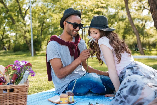 Bella giovane coppia che fa un picnic nel parco — Foto Stock