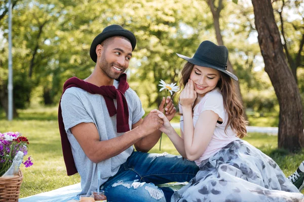 Paar sitzt und flirtet auf Rasen im Freien — Stockfoto