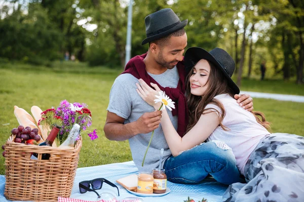 Coppie che si abbracciano e fanno picnic nel parco — Foto Stock