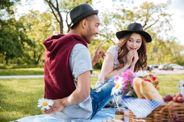 Pareja haciendo picnic y coqueteando en el parque — Foto de Stock