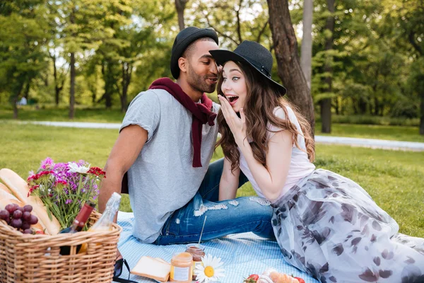 Donna stupita che parla e fa un picnic con il suo ragazzo — Foto Stock