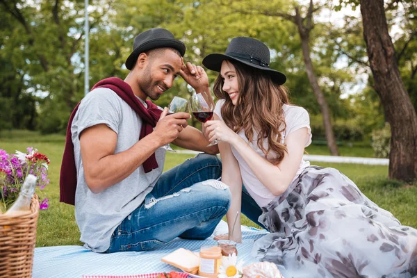 Pareja teniendo picnic y bebiendo vino al aire libre — Foto de Stock