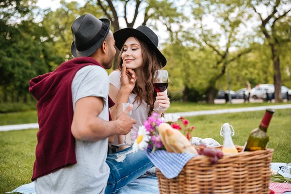 Sensual joven pareja besándose y bebiendo vid en parque — Foto de Stock