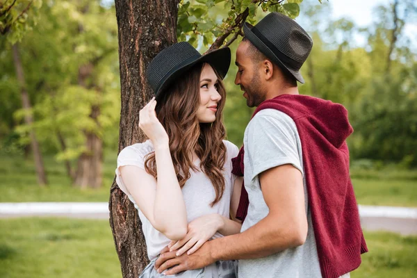 快乐的年轻夫妇站和在公园深情相拥 — 图库照片