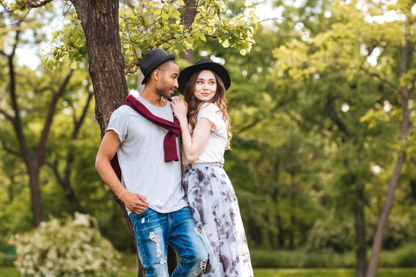 Hermosa pareja joven de pie juntos en el parque — Foto de Stock