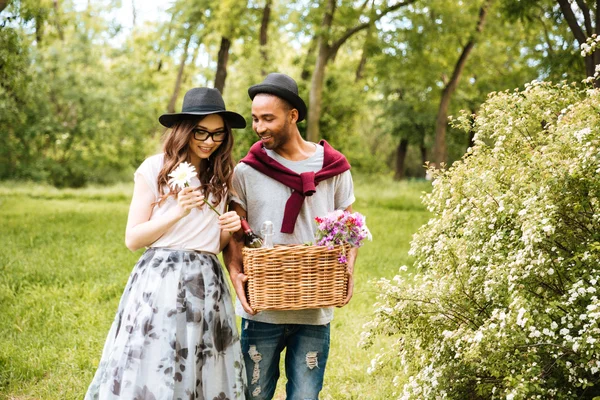 Feliz joven pareja va a tener picninc en el parque — Foto de Stock