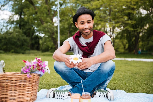 Uśmiechający się młody człowiek african american pikniku w parku — Zdjęcie stockowe