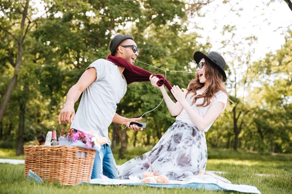 Glückliches Paar, das Spaß hat und Musik beim Picknick hört — Stockfoto