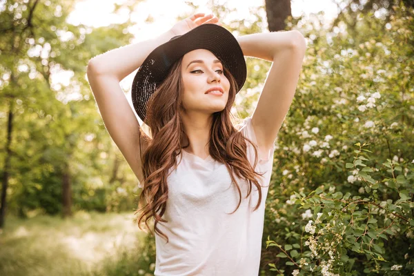 Sensuale attraente giovane donna in piedi nel parco — Foto Stock