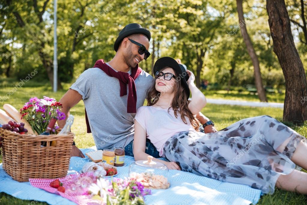 Пара Влюбленных Отдыхает И Устраивает Пикник В Парке Стоковое Фото.