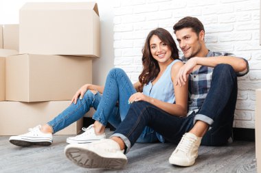 onların yeni evine taşıdıktan genç mutlu çift
