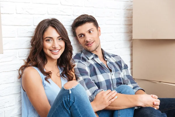 Jovem casal se movendo em nova casa — Fotografia de Stock