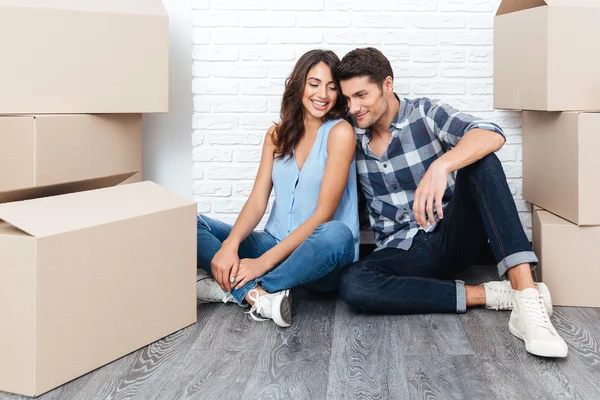 Jonge gelukkige paar verhuizen naar hun nieuwe huis — Stockfoto