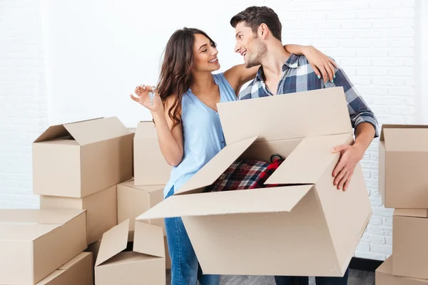 Paar zeigt Schlüssel für neues Zuhause — Stockfoto