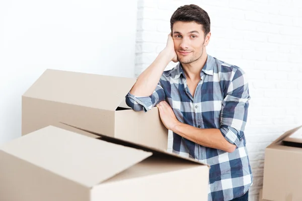 Lycklig man flyttar in och bära kartong lådor — Stockfoto
