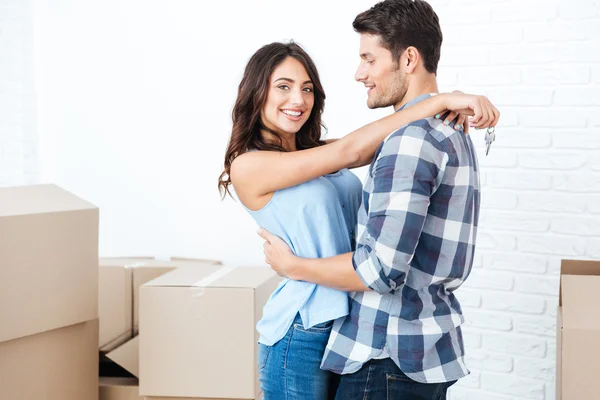 Glad gift par flyttade i lägenhet — Stockfoto