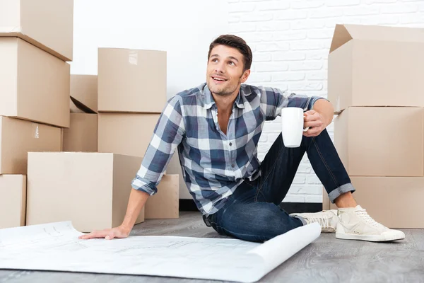 Bonito homem a olhar para o plano da casa — Fotografia de Stock