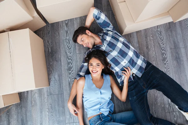 Retrato de pareja joven mudándose en un nuevo hogar — Foto de Stock