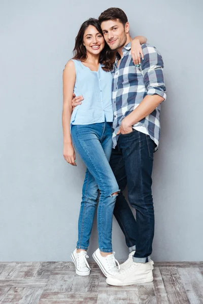 Retrato de pareja feliz mirando a la cámara sobre fondo gris —  Fotos de Stock