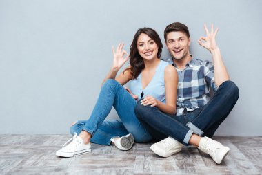 Mutlu çift üzerinde gri bankamatik Yaşasın vererek