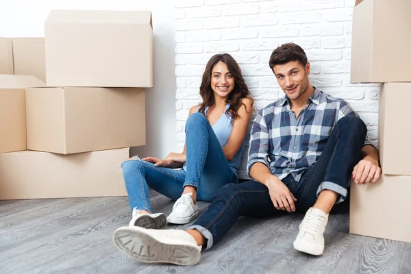 Unga par som flyttar till nya lägenheten — Stockfoto