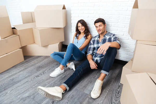 Feliz joven pareja mudándose en nueva casa — Foto de Stock