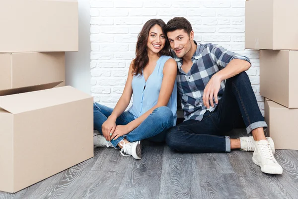 Feliz jovem casal se movendo em nova casa — Fotografia de Stock