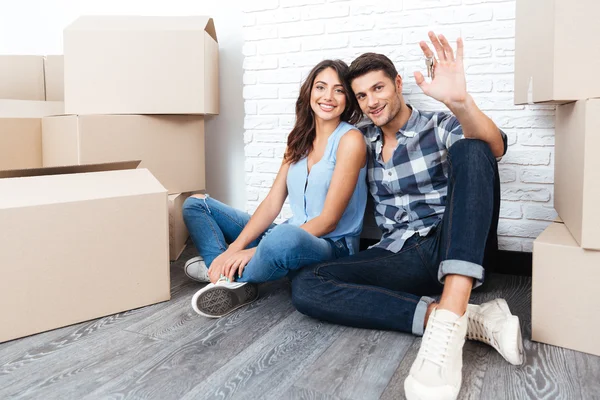 Pareja joven con cajas y llaves planas —  Fotos de Stock