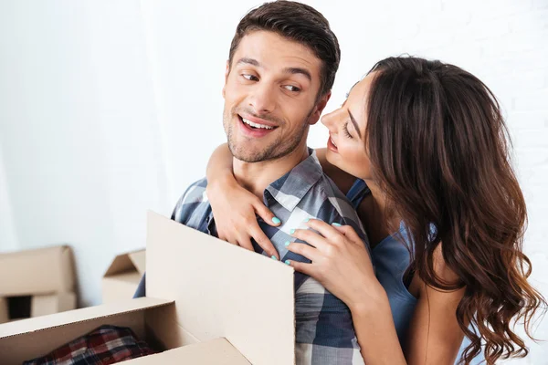 Portret van een lachende jong koppel knuffelen close-up — Stockfoto