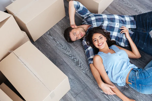 Retrato de pareja joven mudándose en un nuevo hogar — Foto de Stock