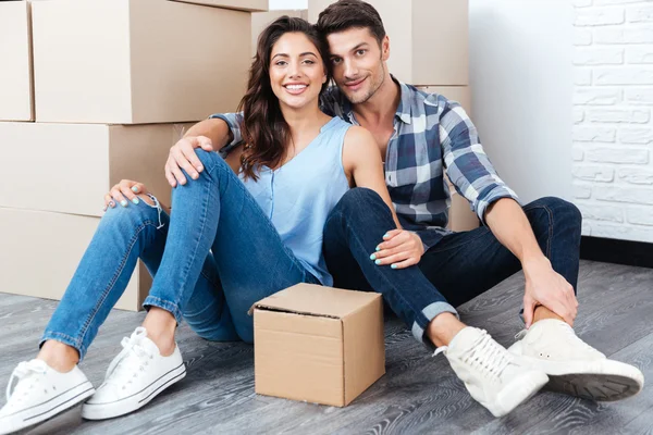 Junges Ehepaar sitzt in seinem neuen Haus — Stockfoto