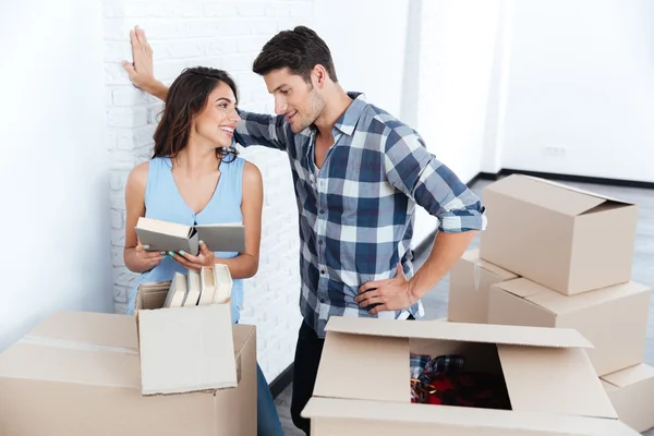 Junges schönes Paar packt in neuer Wohnung aus — Stockfoto