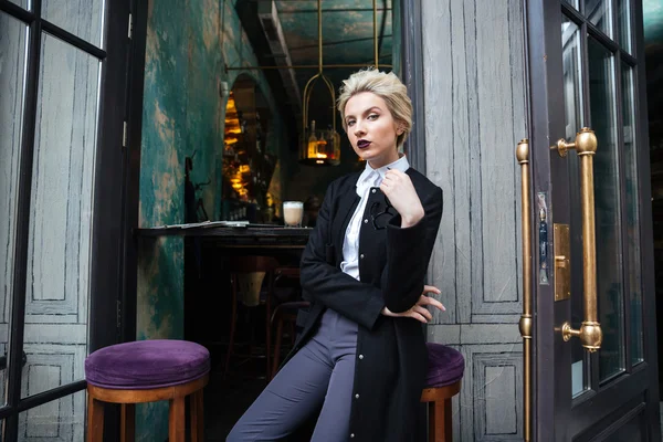 Portrait of a stylish woman looking at camera — Stock Photo, Image