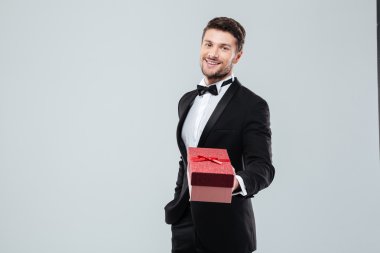 Smokin ve papyon hediye kutusu vererek mutlu adam