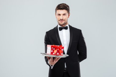 Smokin papyon hediye kutusu tepsi ile yakışıklı uşak
