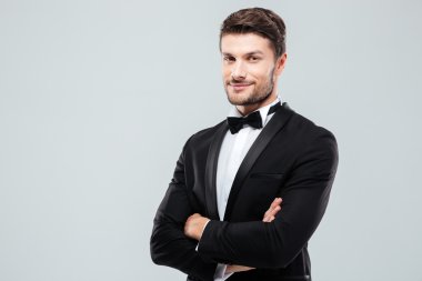 Smokin ayakta kendine güvenen adam geçti silah ile gülümseyen