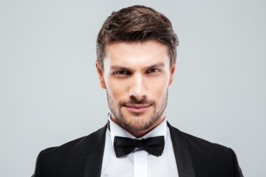 Smokin papyon ile çekici kendine güvenen genç adam closeup