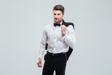 Smokin ceketi tutan papyon ile yakışıklı genç