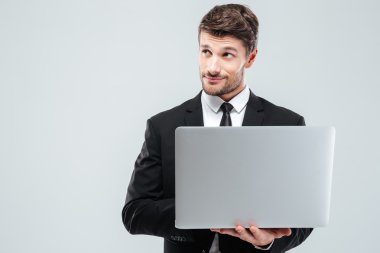 Dizüstü bilgisayar kullanarak ve düşünme düşünceli genç işadamı