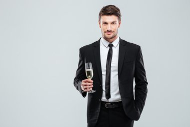 Takım elbise ve kravat şampanya tutarak kendine güvenen adam