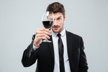 Genç erkek sommelier şarap cam bakarak odaklı