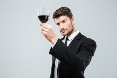 Sommelier erkek tadımı ve kırmızı şarap cam bakıyor