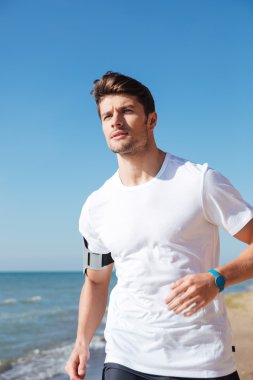 Sahilde koşu çekici genç sporcu