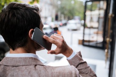 Arkadan görünüşü Sokağı'nda cep telefonuyla konuşan adam