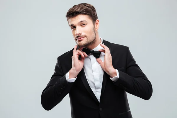 Porträtt av stilig ung man i smoking med bowtie — Stockfoto