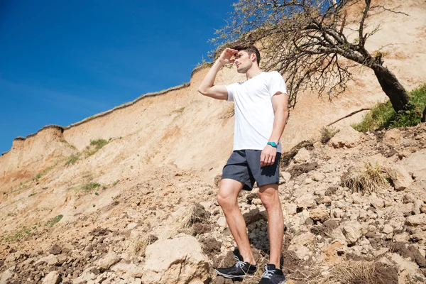 Adam açık havada duran ve uzakta arıyorsunuz