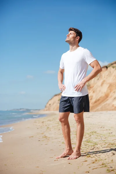 Relaxado homem de pé descalço na praia — Fotografia de Stock