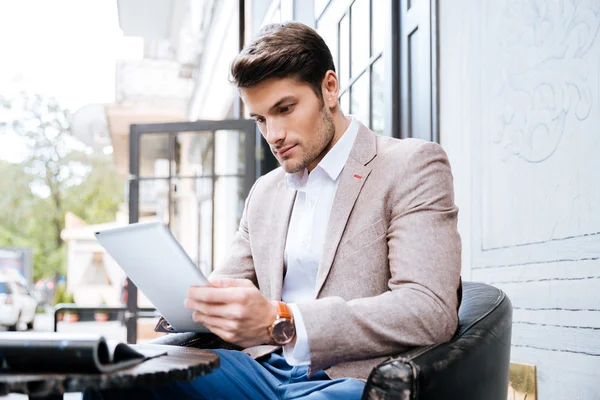 Hombre joven con la tableta pc toque en un café al aire libre —  Fotos de Stock