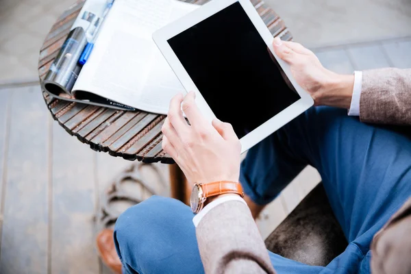 Närbild porträtt av män händer med pc tablet utomhus — Stockfoto