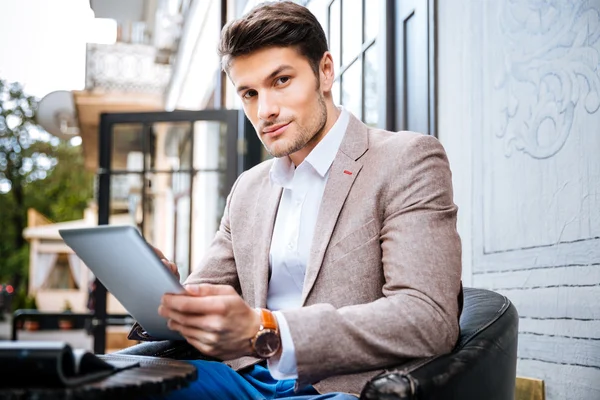 Young man with tablet pc touch in a cafe outdoor — Stock Photo, Image